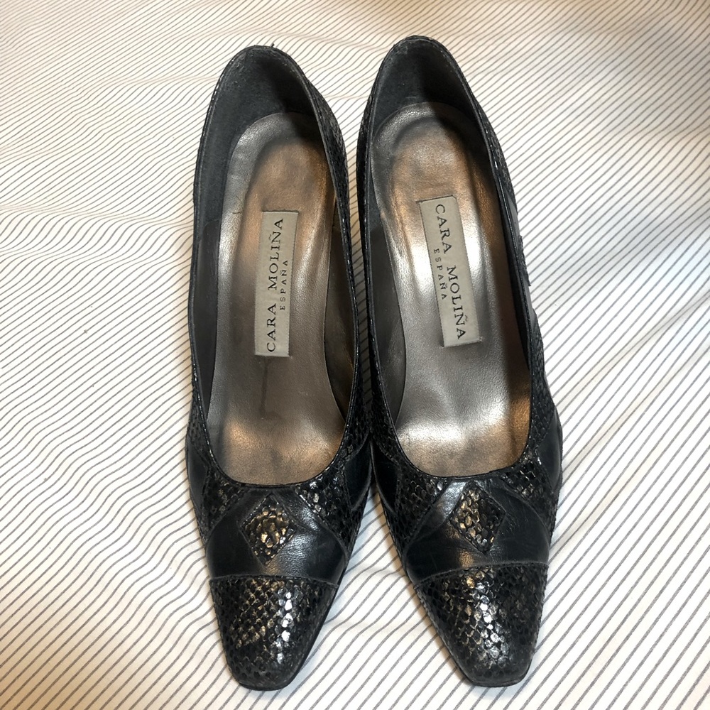 Navy leather slip on heels by Cara Molina España.
